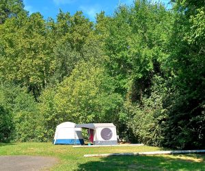 emplacement-tente-Renneslesbains_2 a tent in a forest